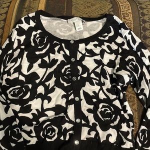 Beautiful and classy cardigan/sweater jacket. Soft like pajamas